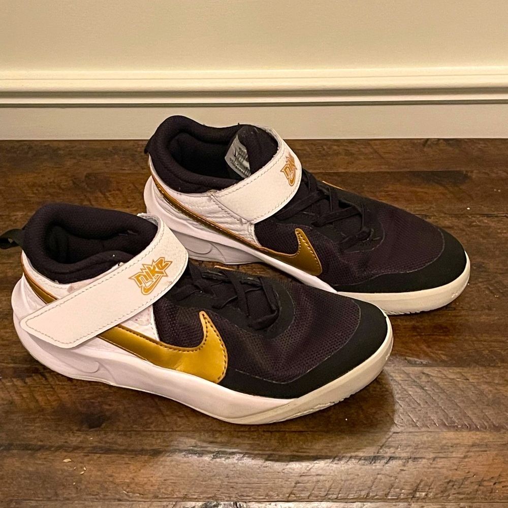 Nike Team Hustle athletic sneakers. Boys size  2.5